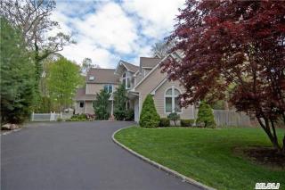 13 Beverly Ct, Moriches, NY 11955-1903