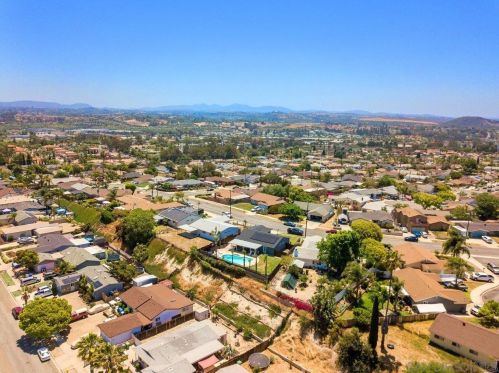 2905 Linda Dr, Oceanside CA  92056-4352 exterior