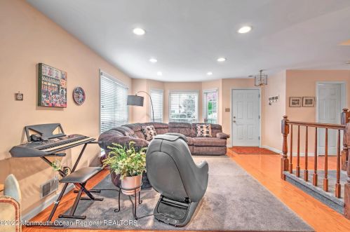 295 Stratford Pl, Morganville, NJ 07751-1723