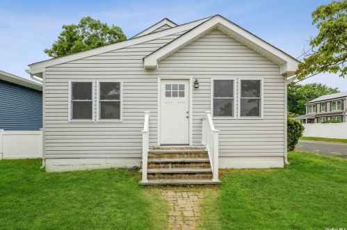 1742 Quentin St, Babylon, NY 11704-7016