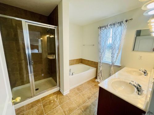 5 Cornwall Ln, Middletown NY  10940-5077 exterior
