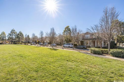 600 Landmark Ln, Redwood City CA  94065-2888 exterior