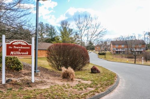 8 Elizabeth Ct, East Windsor CT  06016-9308 exterior