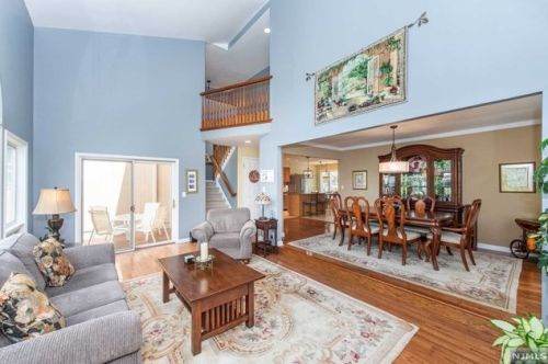 29 Cedarwood Ter, West Paterson, NJ 07424-3710