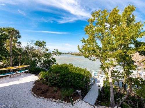 5690 Pne Tree Dr, Sanibel FL 33957-2304 exterior