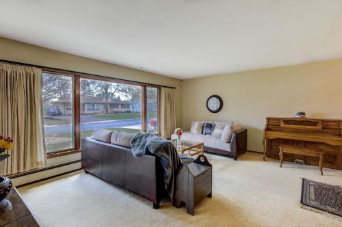 1021 Cobb Rd, Saint Paul, MN 55126-8121