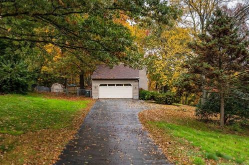 12 Meadowview Ln, Norwich, CT 06360-1522