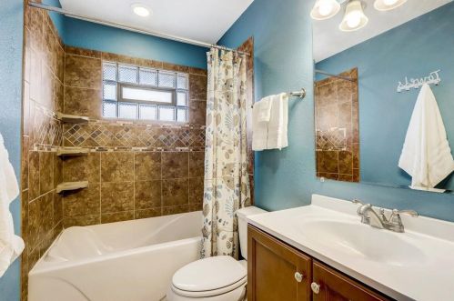 1022 121, Milwaukee WI 53226-3309 exterior