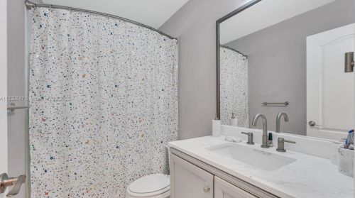 7948 196 Ter, Hialeah FL  33015-6357 exterior