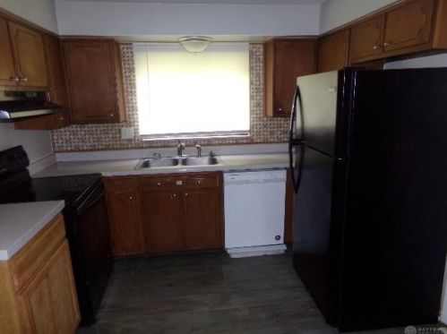 1034 Heathwood Dr, Englewood OH  45322-2429 exterior