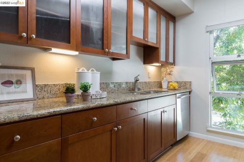 115 Glashaus Loop, Oakland CA 94608-1298 exterior