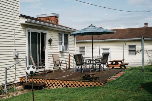 717 1st St, Jeannette, PA 15644-1925