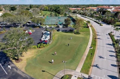 550 Saratoga Cir, Naples FL  34104-8755 exterior