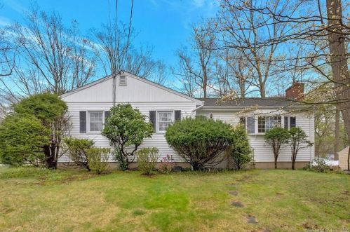 105 Crestwood Dr, Stamford, CT 06905-2706