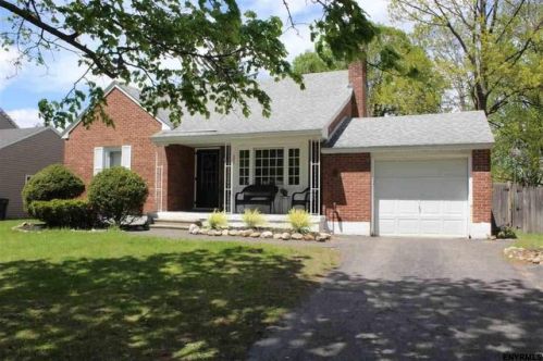 30 Miles Standish Rd, Schenectady, NY 12306-3330