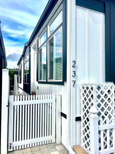 237 Plymouth Ave, Newport Beach CA  92660-6157 exterior