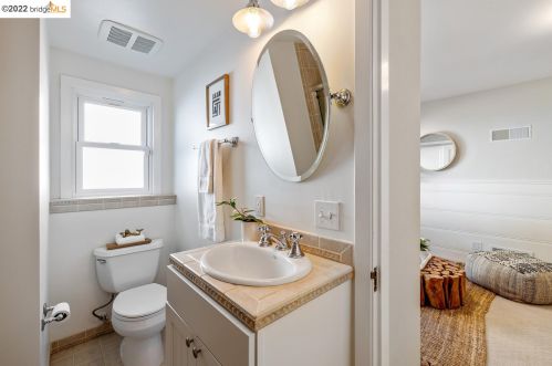 2463 Burlington St, Oakland CA 94602-2515 exterior