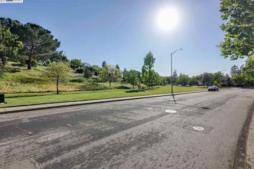 2849 Whitney Dr, Pleasanton CA  94566-8723 exterior