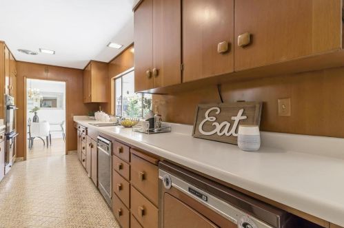 1558 Edgewood Dr, Palo Alto CA  94303-2819 exterior