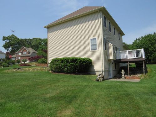 28 Millers Brk Dr, Cumberland RI  02864-6163 exterior