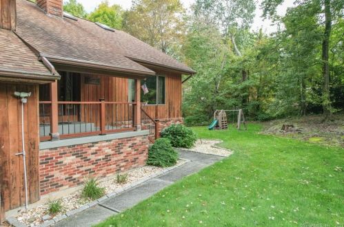 8 Westlook Dr, Waterbury, CT 06716-2013