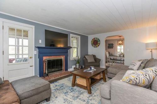 415 Ridge Rd, Middletown CT  06457-5230 exterior