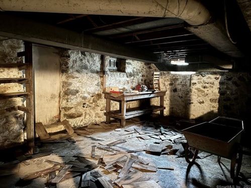 214 Berkshire Rd, Sandy Hook CT  06482-1548 exterior