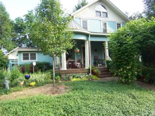 407 4th St, Williamstown, WV 26187-1106