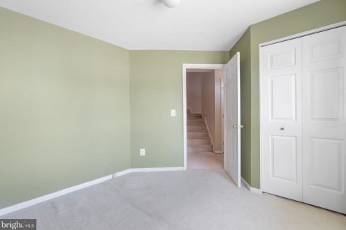 1260 Corbett Pl, Woodbridge VA  22191-1045 exterior