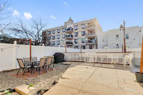 848 218th St, Bronx, NY 10467-5806