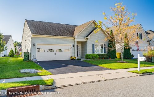 11 La Quinta Ln, Lakewood, NJ 08701-3875