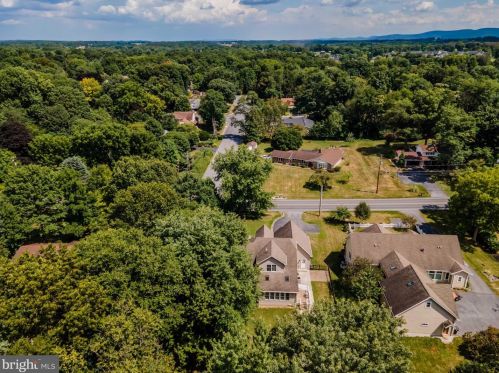 1022 Rockledge Dr, Carlisle PA  17015-9127 exterior