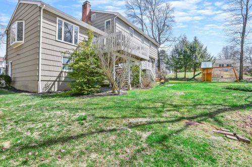 12 Cold Spg Dr, Bridgeport CT 06611-1106 exterior