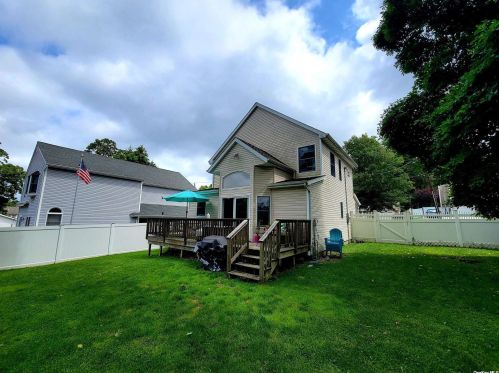 10 Dorchester Rd, Hauppauge NY  11779-1615 exterior