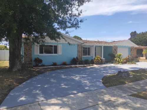 5546 Dolores Dr, Tarpon Springs, FL 34690-2319