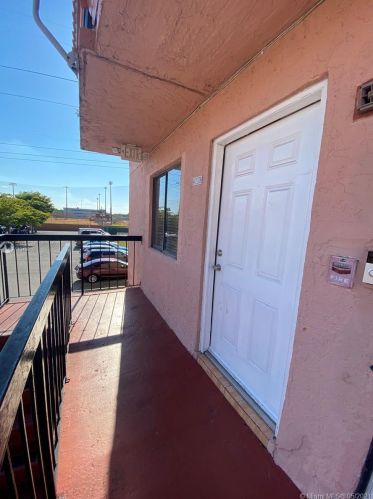 2182 60th St, Hialeah, FL 19204-2615