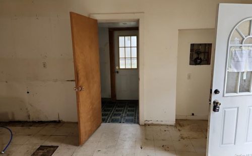 38 Crescent Pl, Middletown NY  10940-5627 exterior