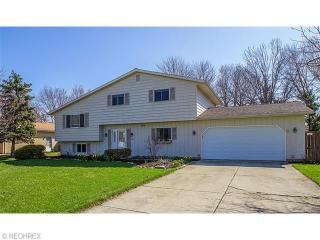 8407 Barton Dr, Cleveland, OH 44149-1018