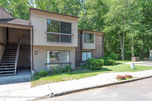 69 Lexington Ct, Tinton Falls, NJ 07701-5466