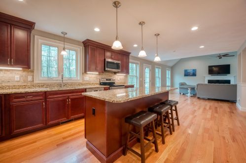 47 Floyd Rd, Derry NH  03038-4712 exterior