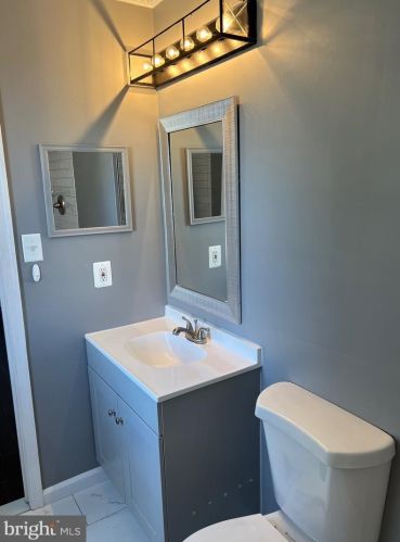 2836 Flagmaker Dr, Falls Church VA  22042-2203 exterior