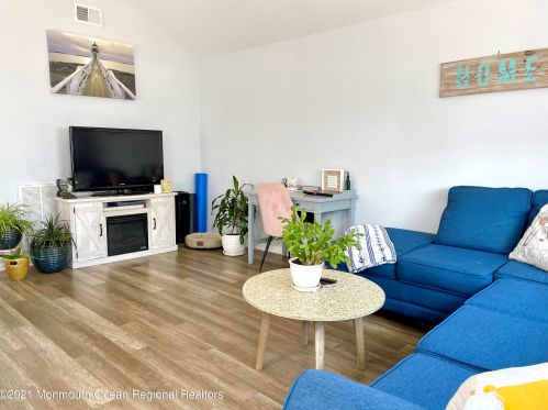 47 Ocean Ave, Middletown NJ  07748-5647 exterior