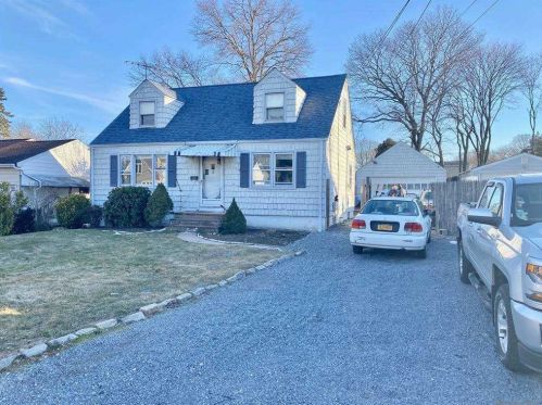 116 21st St, Huntington Station, NY 11746-3158