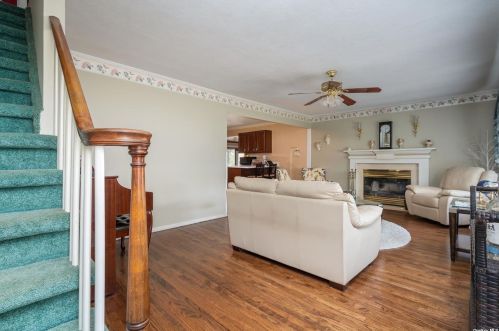 21 Abrew St, Bayshore, NY 11706-5001