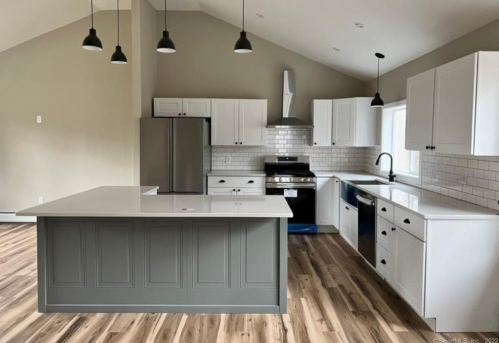 32 Silvermine Rd, Brookfield Center CT  06804-3326 exterior