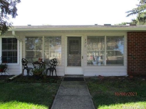 37 Trent Ct, Panamoka, NY 11961-1406