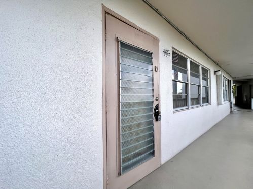 225 Southampton B, West Palm Beach FL  33417-7807 exterior
