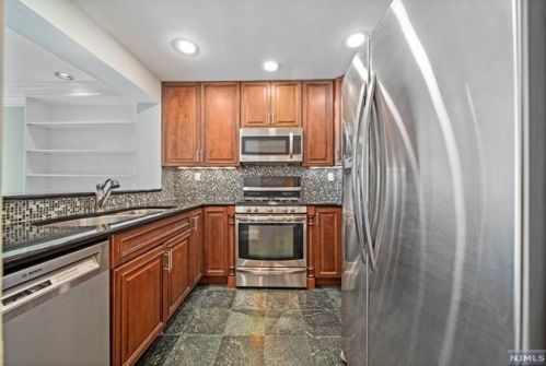 602 Hancock Ct, Edgewater NJ  07020-1608 exterior