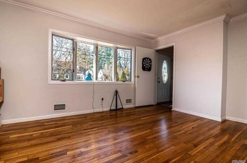 56 Circle Dr, Elwood NY  11731-1210 exterior