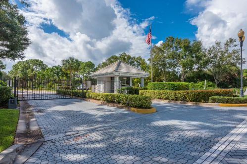 340 Hammocks Trl, West Palm Beach, FL 33413-2132
